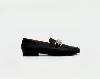 Black Leather Loafers with Gold Chain Detail – Timeless Sophistication for Everyday Style