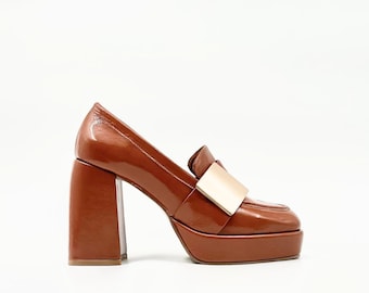 Mocasines de Charol Arrugado Color Taba – Tacón de 10cm con Plataforma y Hebilla Dorada