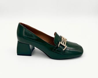 Mocasines de Cuero Verde con Tacón Ancho y Hebilla Dorada – Elegantes y Sofisticados