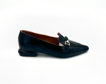 Schwarze Geknitterte Lackleder Loafer – Schlank & Elegant
