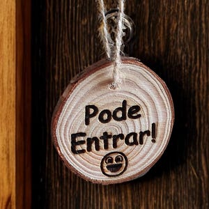 Cartão de Porta com 2 Mensagens ("Pode Entrar" e "Nem Bata") de Madeira Rústica com Barbante