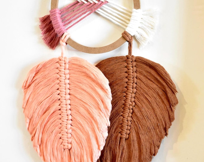 Atrapasueños de macramé con aro de madera y hojas decorativas. Decoración boho artesanal, decoración de pared. Regalo artesanal