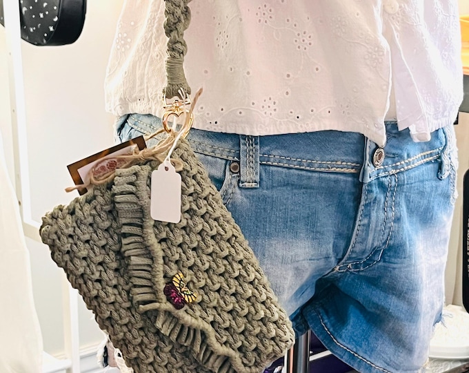 Monedero de macramé verde oliva con broche de mariposa y flecos – Bolso de mano artesanal con cuerda para la muñeca