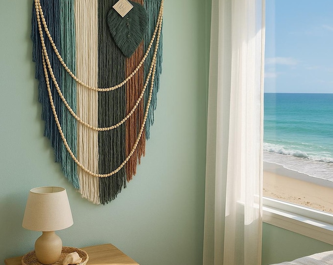Tapiz de macramé boho con hoja decorativa y cuentas de madera. Decoración de pared hecha a mano para hogar acogedor. Arte textil.