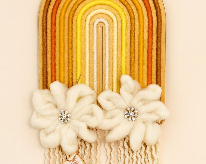 Arcoíris decorativo de macramé con flores de lana y joyas. Adorno de pared Boho en tonos cálidos. Decoración infantil. Regalo artesanal