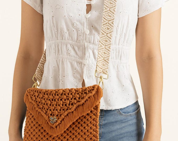 Bandolera de macramé boho con broche de mariposa y pompones. Bolso artesanal con correa ajustable bordada, hecha a mano con amor.