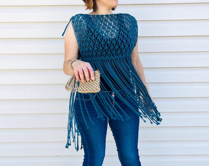 Top de macramé azul zafiro con flecos largos. Blusa artesanal boho chic, hecho a mano. Talla S/M. Estilo griego.