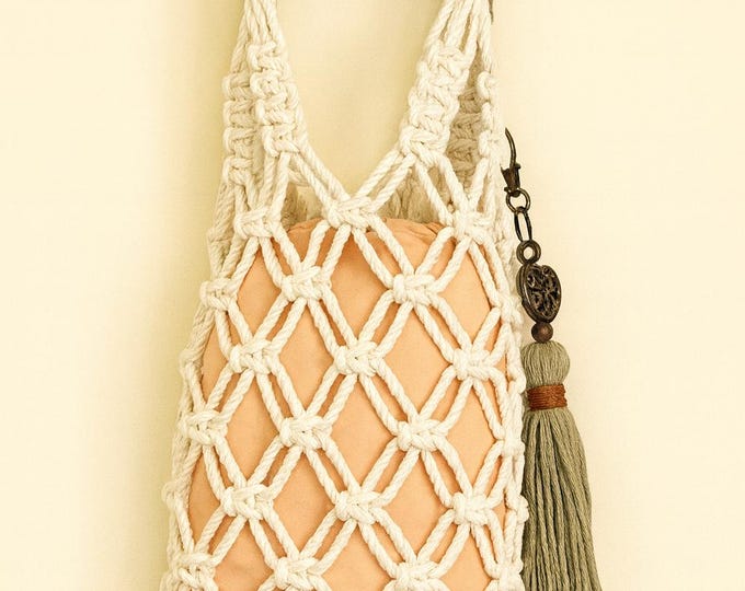 Cartera de macramé tipo malla blanca con broche de cerradura bronce y borla. Bolso boho chic hecho a mano. Regalo artesanal.