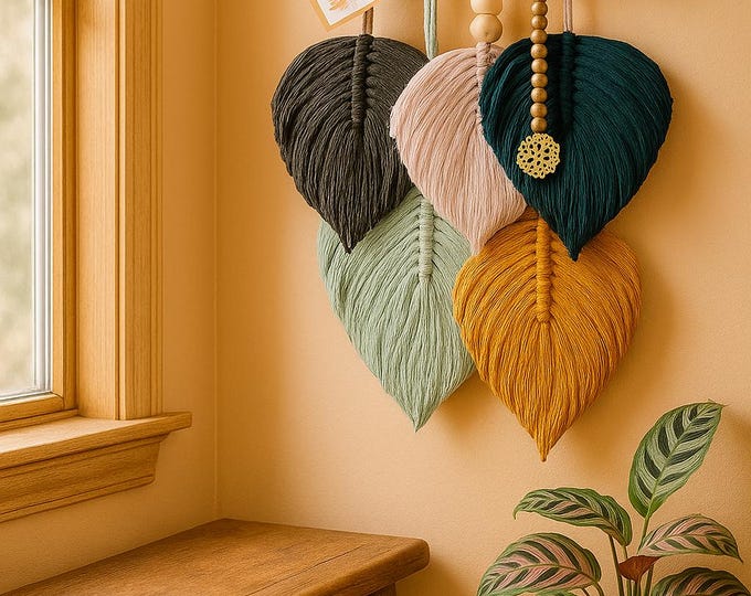 Mini tapiz de hojas de macramé 12x12 in. Decoración boho con dije floral dorado. Hecho a mano. Regalo artesanal.