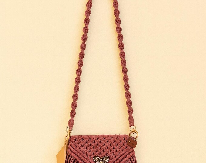 Cartera de Macramé color morado con dije de abeja estilo joya. Bolso boho chic hecho a mano. Regalo artesanal.
