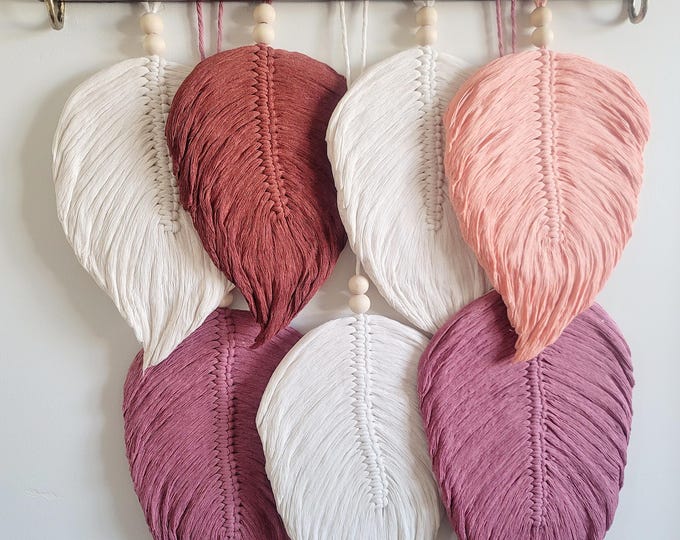 Tapiz de hojas de macramé boho. Decoración de pared artesanal. Arte textil hecho a mano para el hogar. Estilo bohemio moderno y elegante.