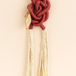 Nudo de macramé abstracto, minimalista, decoración de pared, decoración boho elegante. Nudo para regalar.