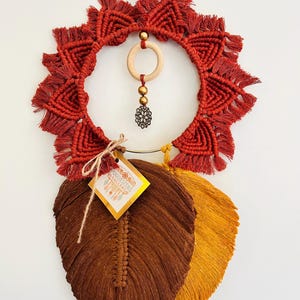 Atrapasueños de macramé con hojas. Decoración de pared en tonos tierra. Regalo artesanal hecho a mano.