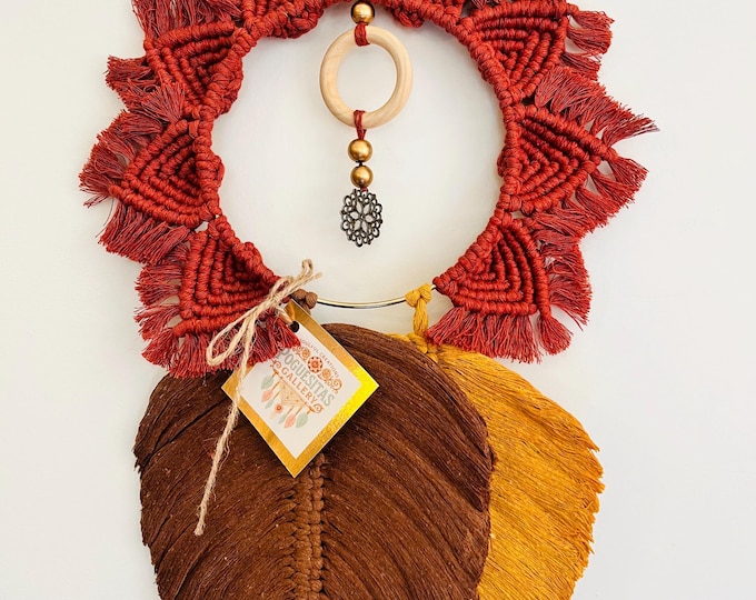 Atrapasueños de macramé con hojas. Decoración de pared en tonos tierra. Regalo artesanal hecho a mano.