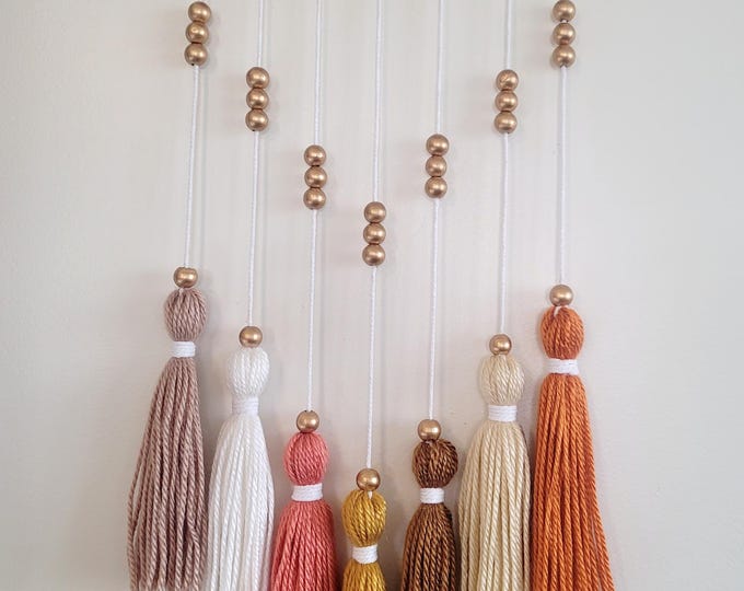 Tapiz de macramé con flores de lana de fieltro, adorno colgante de macramé, decoración del hogar, decoración de pared.