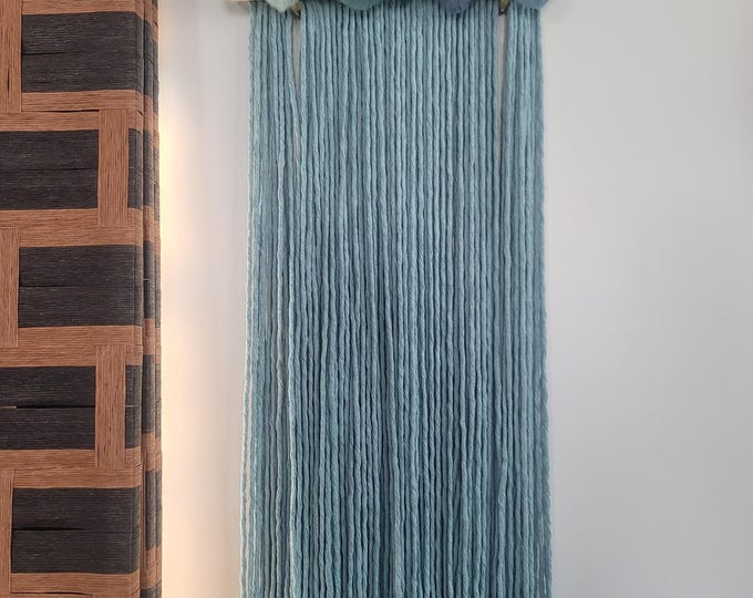 Tapiz de macramé azul, flores de lana estilo boho, tapiz de macramé con detalles florales.