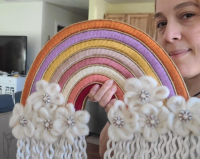 Lámpara de macramé estilo arcoiris, adorno de arcoiris, arcoiris macramé, decoración de pared.