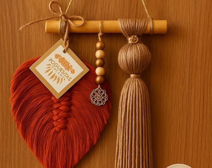Mini tapiz de macramé con hoja y borla. Decoración boho artesanal para pared, varios colores. Personalizable.