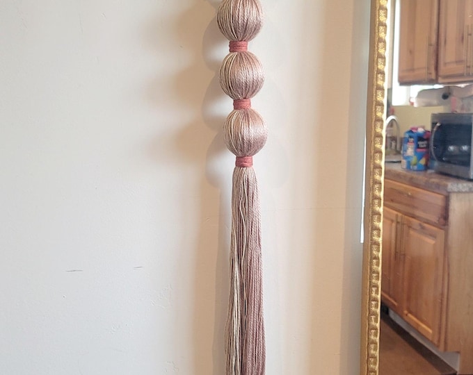 Borla grande de macramé, Adorno colgante de pared, decoración boho, decoración del hogar. Adorno colgante de macrame. Tassel