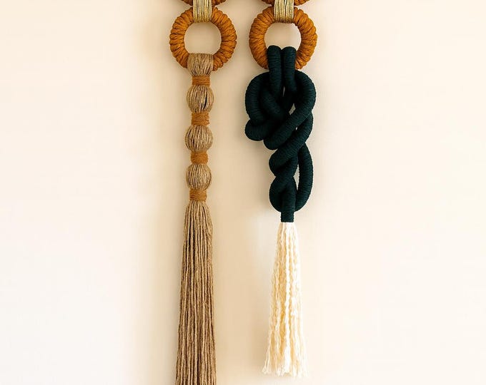 Adorno abstracto y elegante de macramé. Arte textil boho moderno. Decoración minimalista para el hogar u oficina.