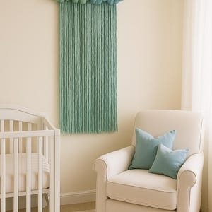 Tapiz de macramé azul con flores de lana de fieltro. Decoración infantil boho, regalo artesanal.
