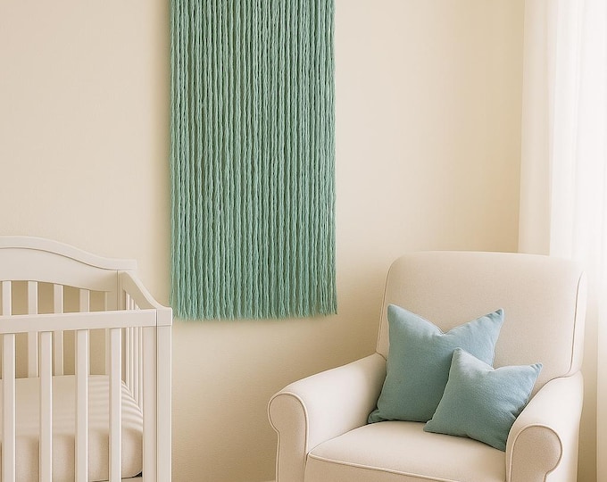 Tapiz de macramé azul con flores de lana de fieltro. Decoración infantil boho, regalo artesanal.