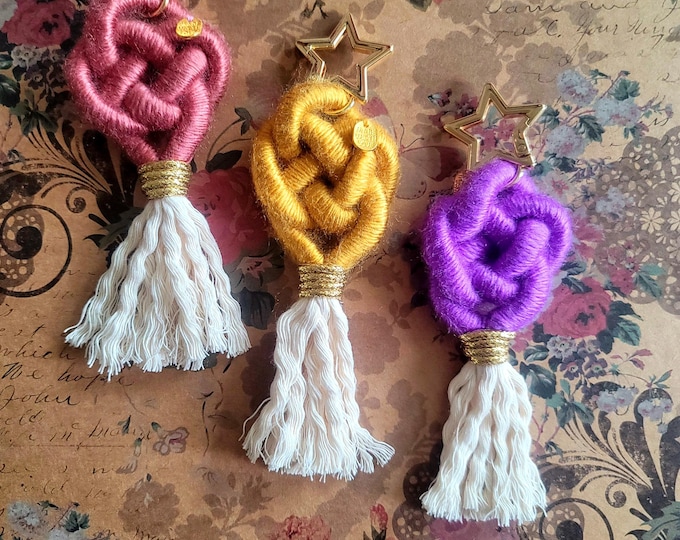 Set de 12 llaveros con estrella y nudo celta en macramé. Recuerdos elegantes para eventos especiales: bodas, bautizos, 1 comunion, 15 años.