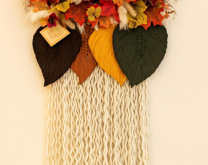 Tapiz de macramé decorado con hojas otoñales. Decoración boho de pared. Regalo artesanal. Decoración del hogar.