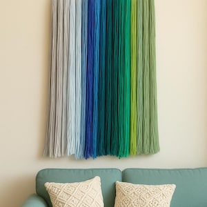 Tapiz de macramé multicolor, colores fríos, adorno colgante de macramé, decoración del hogar, arte textil hecho a mano para el hogar.