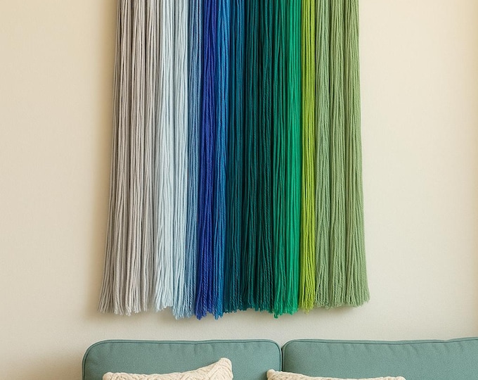 Tapiz de macramé multicolor, colores fríos, adorno colgante de macramé, decoración del hogar, arte textil hecho a mano para el hogar.
