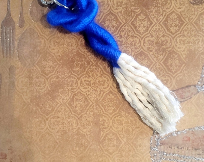 Set de 12 llaveros de corazon plateado con nudo de macramé. Recuerdos boho para eventos especiales: bodas, bautizos, 1 comunion, 15 años.