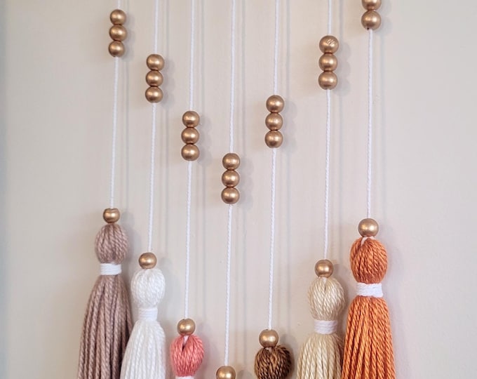 Tapiz de macramé con borlas multicolor y flores de lana. Decoración infantil boho. Regalo artesanal