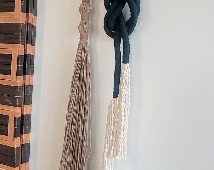 Adorno abstracto de macramé, estilo boho elegante, Tapiz de algodón y yute. Decoración del hogar. Decoración de pared.
