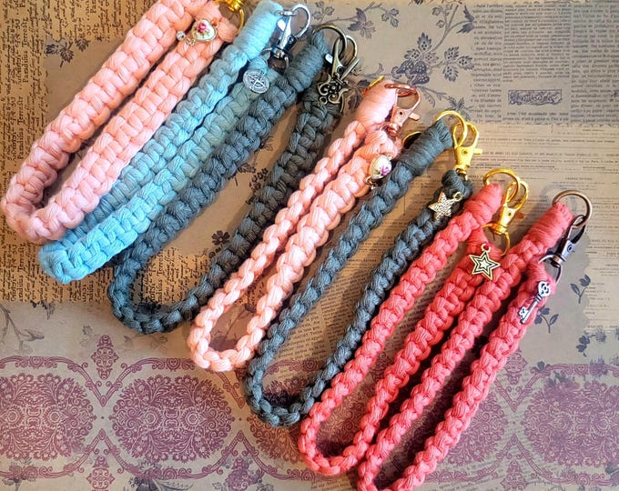 Set de 12 llaveros de macramé con doble dije. Colores variados. Llaveros largos hechos a mano para eventos, regalos o ventas al mayor.