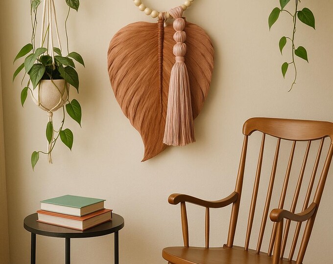 Hoja de Macramé Mostaza con aro de cuentas de madera. Decoración Boho Elegante para Pared. Escultura de hoja grande de macramé.