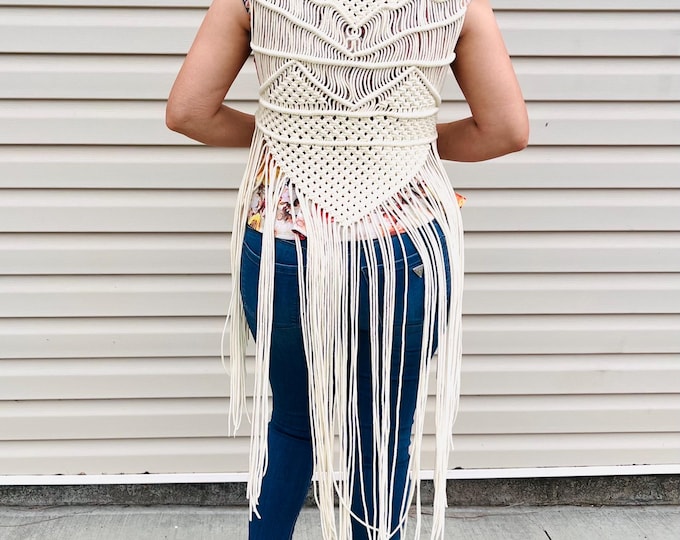 Chaleco largo de macramé Boho Chic. Hecho a mano en blanco crema.