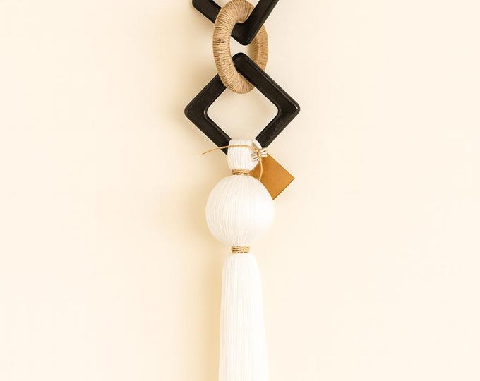 Cadena geométrica decorativa con borla grande de macramé. Adorno de pared minimalista boho chic hecho a mano.