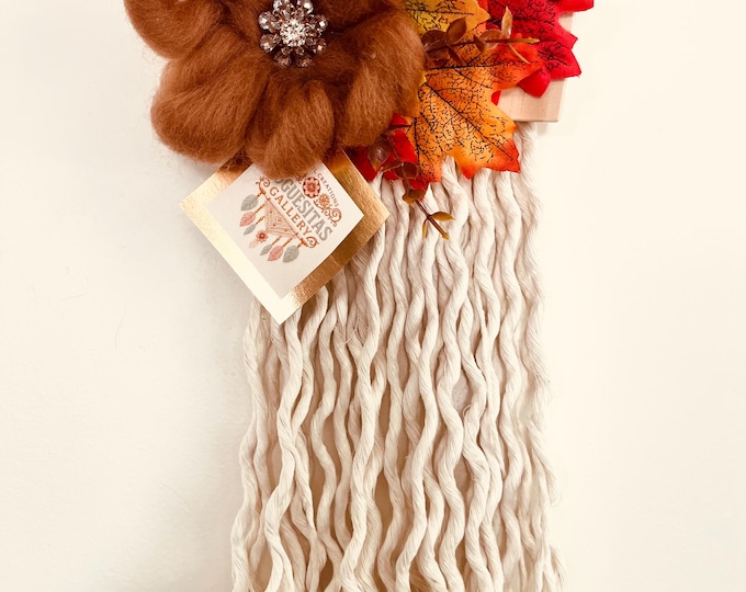 Mini tapiz de macramé con flor de lana y hojas de arce. Decoración boho otoñal hecha a mano. Regalo artesanal.