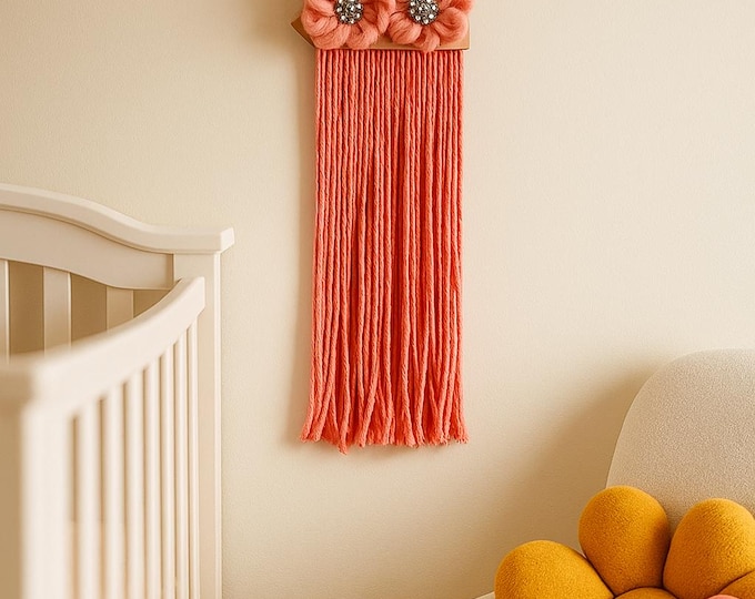 Tapiz infantil de macramé rosa coral. Decoración boho para habitación de bebé. Flores de lana de fieltro con joyas.