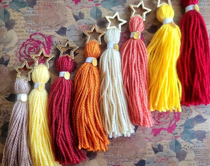 Set de 12 llaveros de borla en macramé con estrella dorada. Recuerdos elegantes para bodas, bautizos, comunión, 15 años y eventos especiales