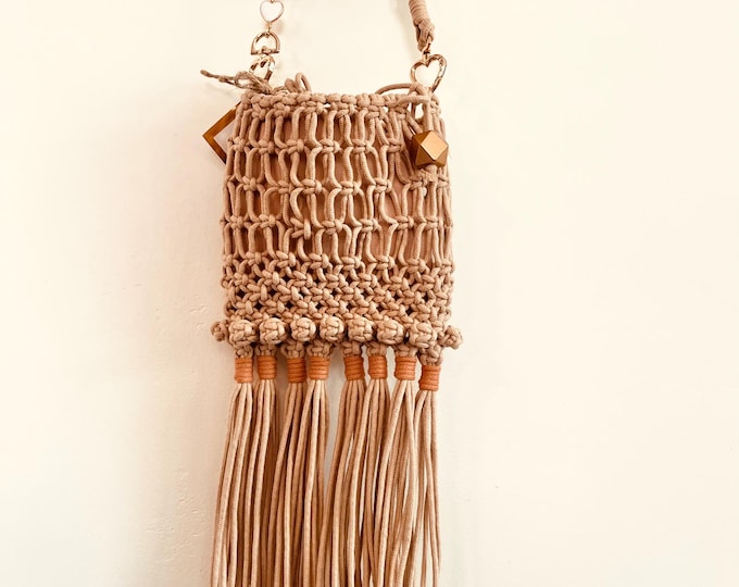 Bolso de macramé estilo boho elegante con flecos largos y cadena de corazones. Hecho a mano. Regalo artesanal