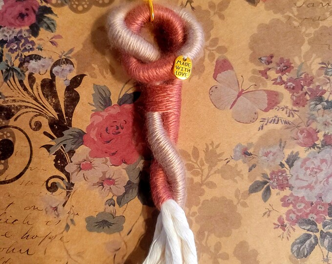 Set de 12 llaveros dorados con nudo de macramé. Recuerdos boho para eventos especiales: bodas, bautizos, 1 comunion, 15 años.