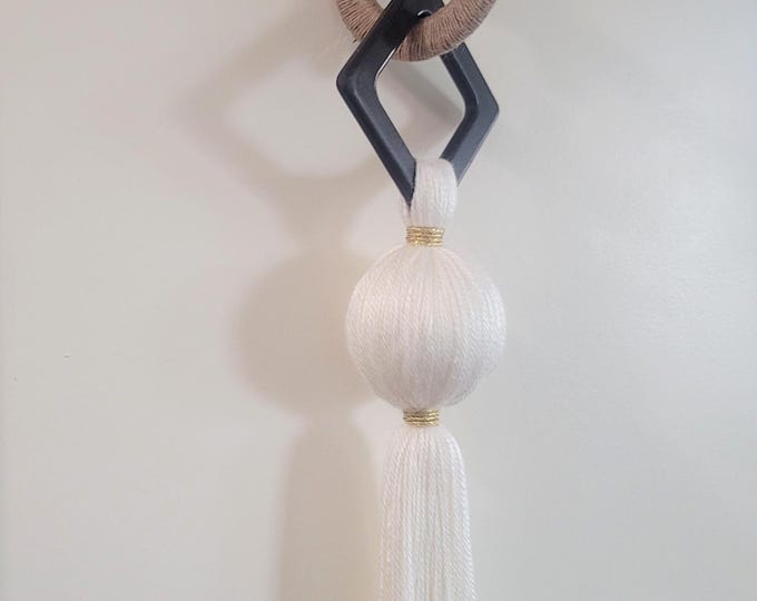 Adorno minimalista con borla grande de macramé, adorno colgante de pared, decoración boho, decoración del hogar. Adorno colgante de macrame.