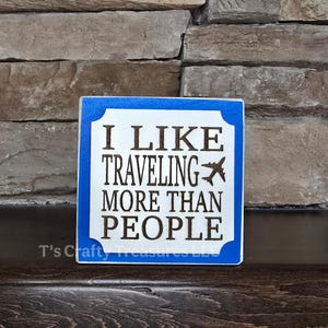 "Mi piace viaggiare più delle persone", cartello in legno. Un modo divertente per mostrare il tuo amore per i viaggi. Decorazione per ufficio/casa/regalo perfetto.