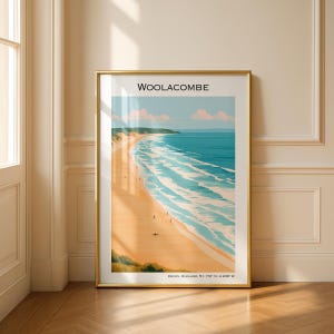 Puede incluir: Una lámina artística vertical enmarcada que muestra el paisaje costero de la playa de Woolacombe. La ilustración presenta una playa de arena, olas de color turquesa y un cielo despejado con nubes rosadas. El texto dice Woolacombe y Devon, England, 51.172° N, 4.206° W.