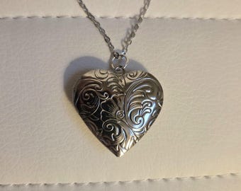 Collar con medallón de corazón de plata