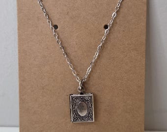 Collier livre en argent