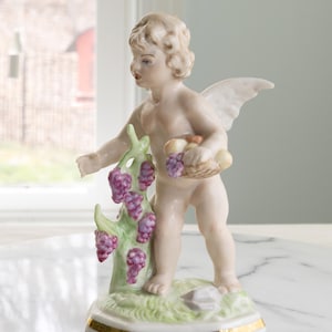 Könnte beinhalten: Ein Set aus drei Keramikbechern mit gesprenkelter, matter Oberfläche. Die Becher sind in Creme-, Hellgrau- und Dunkelgrautönen gehalten. Jeder Becher hat ein schlichtes, minimalistisches Design.