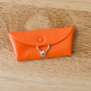 1960er Jahre Barbie Clutch Geldbörse, orangefarbenes Vinyl, Vintage Accessoires und Kleidung für Modepuppen