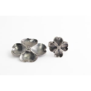 Vintage Stuart Nye Sterling Silber Brosche und verstellbarer Ring Set mit Hartriegelblume